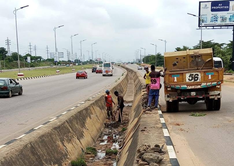 FCTA Begins Desilting of Drains Along Airport Road, Other Flood-Prone Areas in Abuja